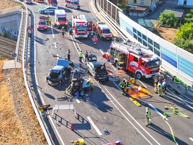 12 August 2026, Rhineland-Palatinate, Hochstetten-Dhaun: Emergency responders are on the scene of a multi-vehicle accident on the B41 near Hochstetten-Dhaun. Photo: Sebastian Schmitt/dpa - ACHTUNG: Kennzeichen wurden aus rechtlichen Gründen gepixelt
