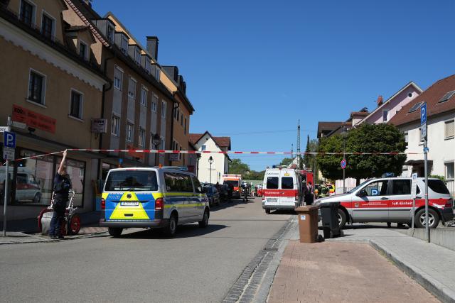 13 August 2026, Bavaria, Treuchtlingen: Police officers have cordoned off a wide area around the train station in Middle Franconia. Special units from the Federal Police are examining an object suspected of containing explosives. A police spokesperson said a technician had discovered the object in the track bed at the entrance to the city's train station. Photo: Felix Kirberg/dpa