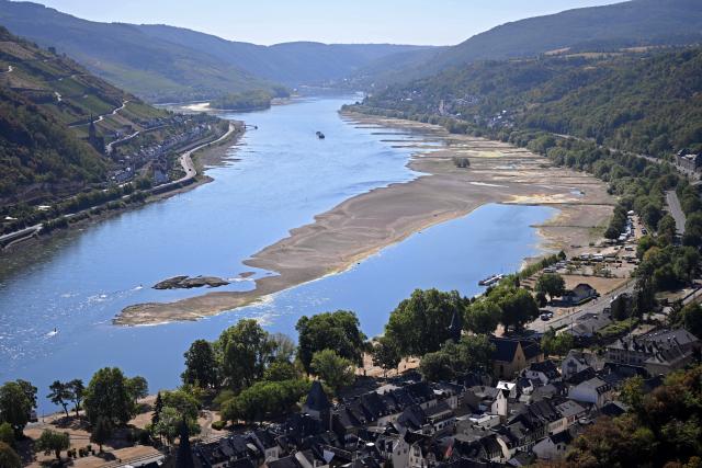 13 August 2026, Rhineland-Palatinate, Bacharach: A tanker passes by the dry riverbed of the Rhine River, near Bacharach, during low water levels. Photo: Jennifer Brückner/dpa