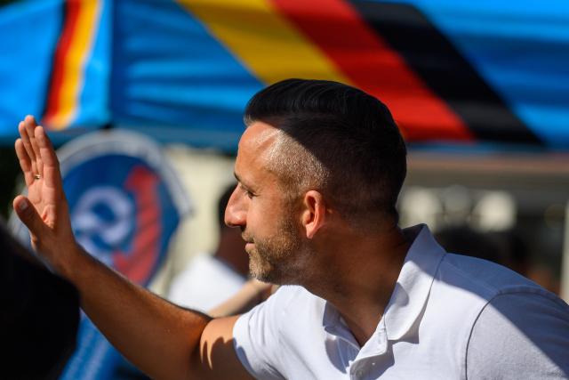 13 August 2026, Saxony-Anhalt, Loburg: Ulrich Siegmund, the AfD's top candidate for the state election in Saxony-Anhalt, visits an AfD information booth in Loburg and waves. The state election in Saxony-Anhalt will take place on September 6, 2026. Photo: Klaus-Dietmar Gabbert/dpa