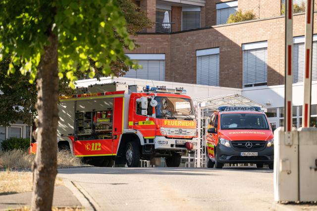 13 August 2026, Baden-Wuerttemberg, Rottweil: Firefighters arrive on the scene at a hospital in Rottweil. Explosive ordnance disposal experts are on the scene due to a potentially explosive hazardous substance found in a hospital pharmacy in Rottweil. Photo: Silas Stein/dpa