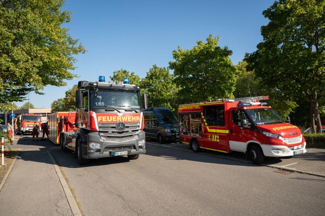 13 August 2026, Baden-Wuerttemberg, Rottweil: Firefighters arrive on the scene at a hospital in Rottweil. Explosive ordnance disposal experts are on the scene due to a potentially explosive hazardous substance found in a hospital pharmacy in Rottweil. Photo: Silas Stein/dpa