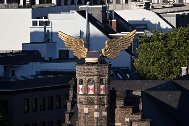 13 August 2026, North Rhine-Westphalia, Cologne: The golden winged car by Cologne artist HA Schult stands on the tower of the historic armory. The artwork is to be lifted off the building with a crane because it is structurally unsound. Photo: Federico Gambarini/dpa - ACHTUNG: Nur zur redaktionellen Verwendung im Zusammenhang mit dem genannten Text und nur bei vollständiger Nennung des vorstehenden Credits