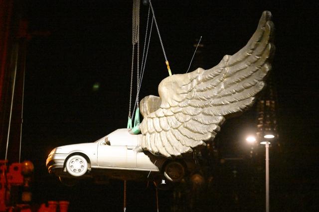 13 August 2026, North Rhine-Westphalia, Cologne: The golden winged car by Cologne artist HA Schult is being lifted by a crane from the tower of the historic armory because the building is dilapidated. Photo: Federico Gambarini/dpa - ACHTUNG: Nur zur redaktionellen Verwendung im Zusammenhang mit dem genannten Text und nur bei vollständiger Nennung des vorstehenden Credits