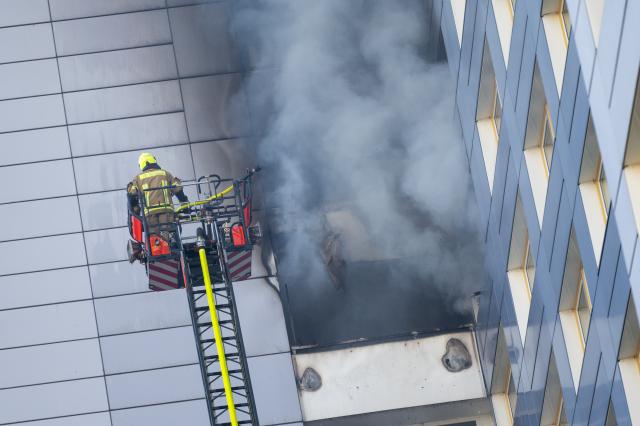 14 August 2026, Berlin: Firefighters are putting out a fire in a high-rise building in Friedrichshain. Photo: Christophe Gateau/dpa