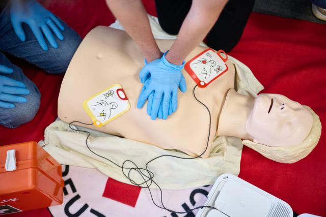 FILED - 11 September 2024, Nordrhein-Westfalen, Essen: File Photo - CPR using a defibrillator is demonstrated during a first-aid training session at a German Red Cross (DRK) district chapter (illustration). Photo: Bernd Thissen/dpa