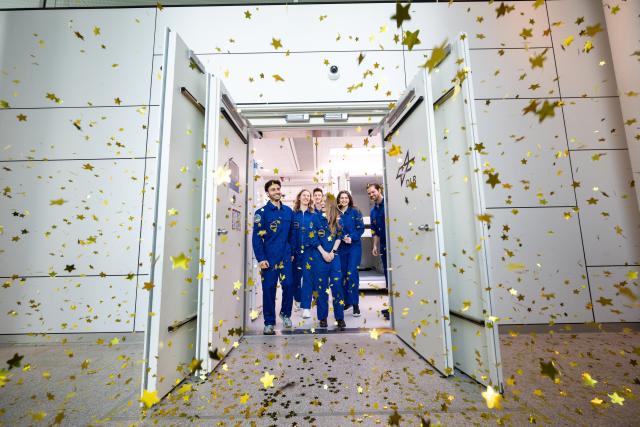 FILED - 07 August 2026, North Rhine-Westphalia, Cologne: The six participants in the SOLIS100 research study leave the simulation facility at the German Aerospace Center (DLR) after 100 days in isolation. The study, conducted on behalf of the European Space Agency (ESA), aims to investigate the effects of long-duration missions under extreme conditions on human health and performance. Photo: ---/Deutsches Zentrum für Luft- und Raumfahrt e.V. (DLR)/dpa - ATTENTION: editorial use only in connection with the latest coverage and only if the credit mentioned above is referenced in full