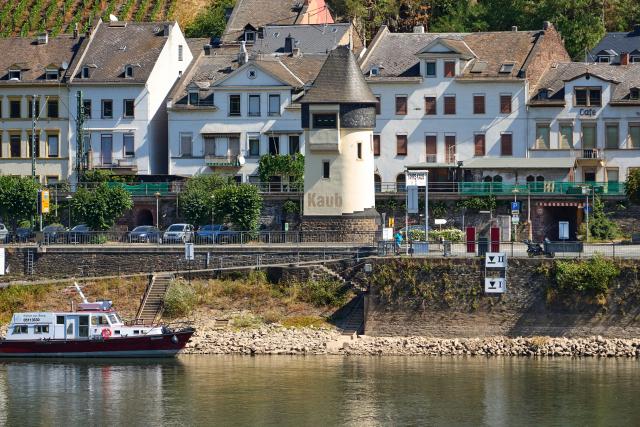 14 August 2026, Rhineland-Palatinate, Kaub: A ferry is moored at the electronic water level gauge in Kaub, which is no longer displaying any readings. The water level is currently about 10 cm. Photo: Thomas Frey/dpa