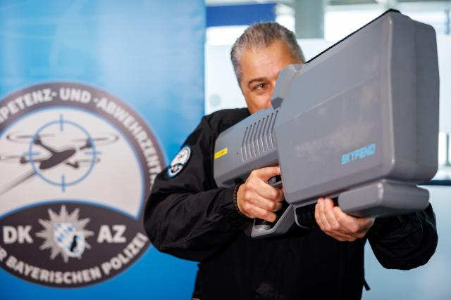 14 August 2026, Bavaria, Nuremberg: A handheld jammer designed to interrupt the radio signal between a remote control and a drone is on display at a press conference at Nuremberg Airport on drone detection and defense. To best prepare the Bavarian police for current and future developments in this area and to further expand existing capabilities, the Drone Competence and Defense Center (DKAZ) began operations in Erding on April 1, 2026. Photo: Daniel Karmann/dpa