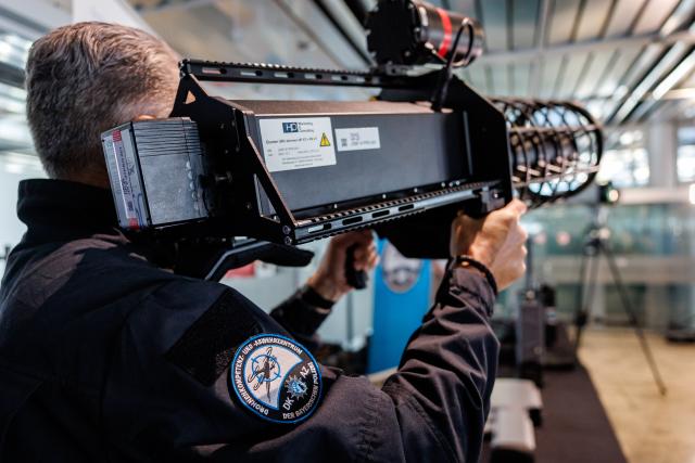14 August 2026, Bavaria, Nuremberg: A handheld jammer designed to interrupt the radio signal between a remote control and a drone is on display at a press conference at Nuremberg Airport on drone detection and defense. To best prepare the Bavarian police for current and future developments in this area and to further expand existing capabilities, the Drone Competence and Defense Center (DKAZ) began operations in Erding on April 1, 2026. Photo: Daniel Karmann/dpa