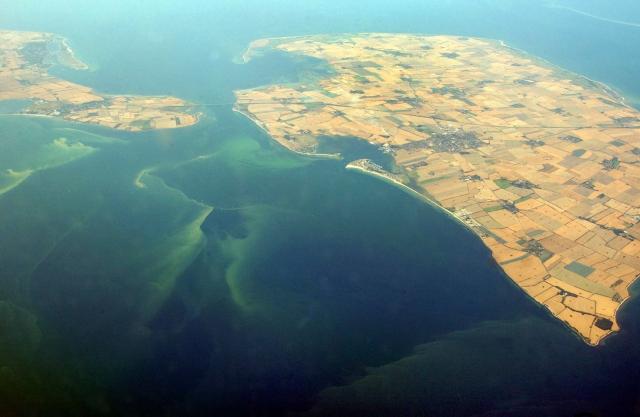 FILED - 10 August 2003, Schleswig-Holstein, Fehmarn: File Photo - Algae blooms are floating off the coast of Fehmarn Island (R) on the Baltic Sea coast of Schleswig-Holstein. Photo: Carsten Rehder/dpa