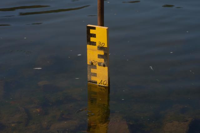 15 August 2026, Rhineland-Palatinate, Kaub: The water level gauge at the Kaub station still reads 10 cm. The digital water level data, which can be viewed online at elwis.de, now shows only a single-digit level of 6 cm. Photo: Thomas Frey/dpa