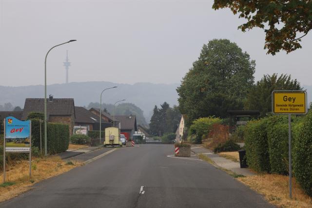 15 August 2026, North Rhine-Westphalia, Hürtgenwald: Thick smoke fills the air above the village as a forest fire rages in the Hürtgenwald. Several hundred hectares of forest are ablaze. Photo: Sascha Thelen/dpa
