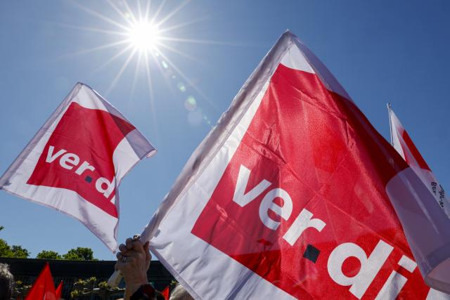 FILED - 01 May 2026, North Rhine-Westphalia, Mülheim/Ruhr: FILE PHOTO - Flags of the Verdi trade union wave in the wind at the national rally of the German Trade Union Confederation (DGB). Photo: Thomas Banneyer/dpa