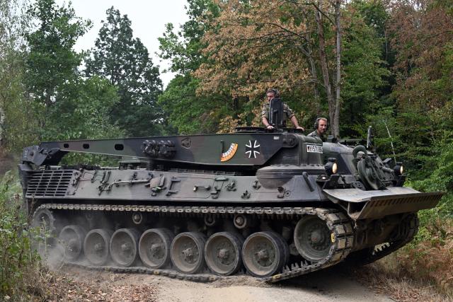 15 August 2026, North Rhine-Westphalia, Huertgenwald: A German Armed Forces recovery tank deploys to fight the wildfire in the Huertgenwald. Photo: Federico Gambarini/dpa