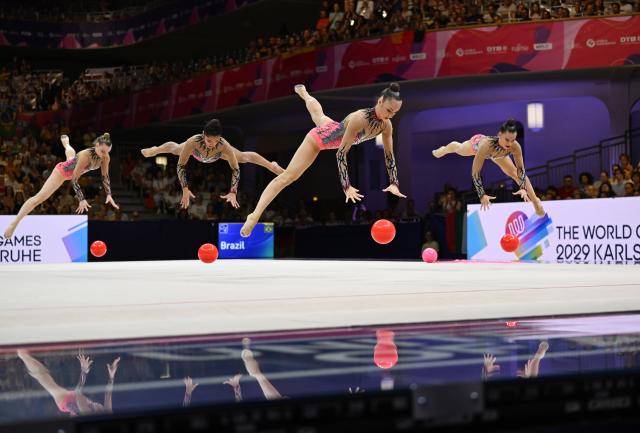 15 August 2026, Hesse, Frankfurt/M.: US team performs during the Women's Group All-Around Final of the Rhythmic Gymnastics World Championships in Frankfurt. Photo: Marijan Murat/dpa