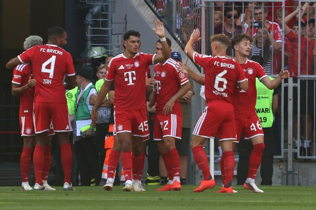 15 August 2026, Bavaria, Munich: FC Bayern players celebrate their side's first goal during the pre season friendly soccer match between FC Bayern Munich and RB Leipzig. Photo: Karl-Josef Hildenbrand/dpa - WICHTIGER HINWEIS: Gemäß den Vorgaben der Bundesliga bzw. des DFB Deutscher Fußball-Bund ist es untersagt, in dem Stadion und/oder vom Spiel angefertigte Fotoaufnahmen in Form von Sequenzbildern und/oder videoähnlichen Fotostrecken zu verwerten bzw. verwerten zu lassen.