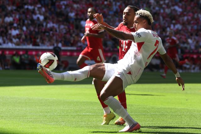 15 August 2026, Bavaria, Munich: Bayern Munich's Sacha Boey and Leipzig's Antonio Nusa (R) battle for the ball during the pre season friendly soccer match between FC Bayern Munich and RB Leipzig. Photo: Karl-Josef Hildenbrand/dpa - WICHTIGER HINWEIS: Gemäß den Vorgaben der Bundesliga bzw. des DFB Deutscher Fußball-Bund ist es untersagt, in dem Stadion und/oder vom Spiel angefertigte Fotoaufnahmen in Form von Sequenzbildern und/oder videoähnlichen Fotostrecken zu verwerten bzw. verwerten zu lassen.