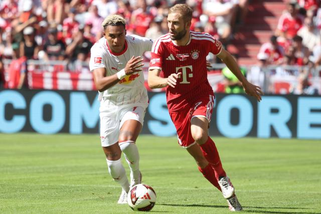 15 August 2026, Bavaria, Munich: Bayern Munich's Konrad Laimer and Leipzig's Antonio Nusa (L) battle for the ball during the pre season friendly soccer match between FC Bayern Munich and RB Leipzig. Photo: Karl-Josef Hildenbrand/dpa - WICHTIGER HINWEIS: Gemäß den Vorgaben der Bundesliga bzw. des DFB Deutscher Fußball-Bund ist es untersagt, in dem Stadion und/oder vom Spiel angefertigte Fotoaufnahmen in Form von Sequenzbildern und/oder videoähnlichen Fotostrecken zu verwerten bzw. verwerten zu lassen.