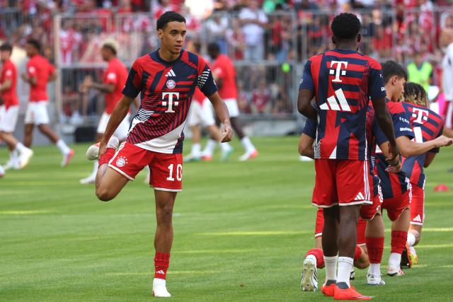 15 August 2026, Bavaria, Munich: Bayern Munich's Jamal Musiala stretches before the pre season friendly soccer match between FC Bayern Munich and RB Leipzig. Photo: Karl-Josef Hildenbrand/dpa - WICHTIGER HINWEIS: Gemäß den Vorgaben der Bundesliga bzw. des DFB Deutscher Fußball-Bund ist es untersagt, in dem Stadion und/oder vom Spiel angefertigte Fotoaufnahmen in Form von Sequenzbildern und/oder videoähnlichen Fotostrecken zu verwerten bzw. verwerten zu lassen.