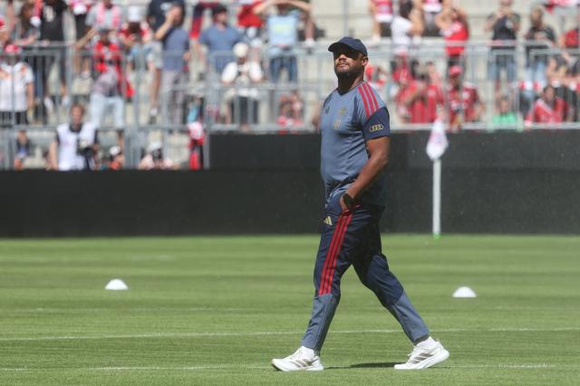 15 August 2026, Bavaria, Munich: Bayern Munich coach Vincent Kompany walks across the field before the pre season friendly soccer match between FC Bayern Munich and RB Leipzig. Photo: Karl-Josef Hildenbrand/dpa - WICHTIGER HINWEIS: Gemäß den Vorgaben der Bundesliga bzw. des DFB Deutscher Fußball-Bund ist es untersagt, in dem Stadion und/oder vom Spiel angefertigte Fotoaufnahmen in Form von Sequenzbildern und/oder videoähnlichen Fotostrecken zu verwerten bzw. verwerten zu lassen.