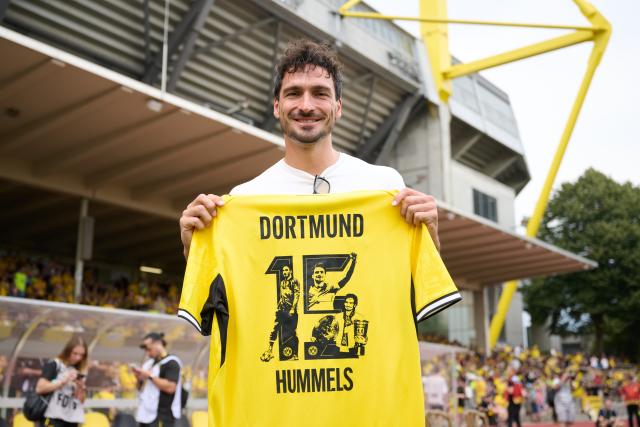 15 August 2026, North Rhine-Westphalia, Dortmund: Former Borussia Dortmund player Mats Hummels is presented with a jersey during halftime of the women's pre session friendly soccer match between Borussia Dortmund and AS Roma. Photo: Bernd Thissen/dpa - WICHTIGER HINWEIS: Gemäß den Vorgaben der Bundesliga bzw. des DFB Deutscher Fußball-Bund ist es untersagt, in dem Stadion und/oder vom Spiel angefertigte Fotoaufnahmen in Form von Sequenzbildern und/oder videoähnlichen Fotostrecken zu verwerten bzw. verwerten zu lassen.