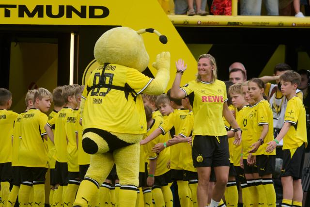15 August 2026, North Rhine-Westphalia, Dortmund: Borussia Dortmund's Alexandra Popp runs onto the field for the team presentation ahead of the pre session friendly soccer match between Borussia Dortmund and AS Roma. Photo: Bernd Thissen/dpa - WICHTIGER HINWEIS: Gemäß den Vorgaben der Bundesliga bzw. des DFB Deutscher Fußball-Bund ist es untersagt, in dem Stadion und/oder vom Spiel angefertigte Fotoaufnahmen in Form von Sequenzbildern und/oder videoähnlichen Fotostrecken zu verwerten bzw. verwerten zu lassen.
