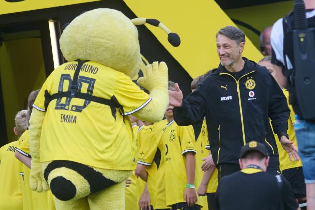 15 August 2026, North Rhine-Westphalia, Dortmund: Borussia Dortmund coach Niko Kovac walks into the stadium for the team presentation ahead of the pre session friendly soccer match between Borussia Dortmund and AS Roma. Photo: Bernd Thissen/dpa - WICHTIGER HINWEIS: Gemäß den Vorgaben der Bundesliga bzw. des DFB Deutscher Fußball-Bund ist es untersagt, in dem Stadion und/oder vom Spiel angefertigte Fotoaufnahmen in Form von Sequenzbildern und/oder videoähnlichen Fotostrecken zu verwerten bzw. verwerten zu lassen.
