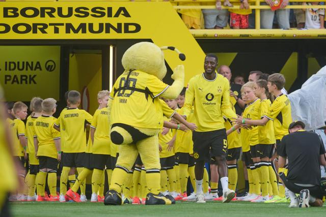 15 August 2026, North Rhine-Westphalia, Dortmund: Borussia Dortmund's Serhou Guirassy (C) runs onto the field for the team presentation ahead of the pre session friendly soccer match between Borussia Dortmund and AS Roma. Photo: Bernd Thissen/dpa - WICHTIGER HINWEIS: Gemäß den Vorgaben der Bundesliga bzw. des DFB Deutscher Fußball-Bund ist es untersagt, in dem Stadion und/oder vom Spiel angefertigte Fotoaufnahmen in Form von Sequenzbildern und/oder videoähnlichen Fotostrecken zu verwerten bzw. verwerten zu lassen.