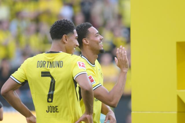 15 August 2026, North Rhine-Westphalia, Dortmund: Borussia Dortmund's Jobe Bellingham (L) and Felix Nmecha joke around during the team presentation ahead of the pre session friendly soccer match between Borussia Dortmund and AS Roma. Photo: Bernd Thissen/dpa - WICHTIGER HINWEIS: Gemäß den Vorgaben der Bundesliga bzw. des DFB Deutscher Fußball-Bund ist es untersagt, in dem Stadion und/oder vom Spiel angefertigte Fotoaufnahmen in Form von Sequenzbildern und/oder videoähnlichen Fotostrecken zu verwerten bzw. verwerten zu lassen.