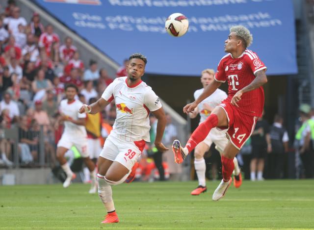 15 August 2026, Bavaria, Munich: Bayern Munich's Luis Diaz and Leipzig's Benjamin Hinrichs (L) battle for the ball during the pre season friendly soccer match between FC Bayern Munich and RB Leipzig. Photo: Karl-Josef Hildenbrand/dpa - WICHTIGER HINWEIS: Gemäß den Vorgaben der Bundesliga bzw. des DFB Deutscher Fußball-Bund ist es untersagt, in dem Stadion und/oder vom Spiel angefertigte Fotoaufnahmen in Form von Sequenzbildern und/oder videoähnlichen Fotostrecken zu verwerten bzw. verwerten zu lassen.