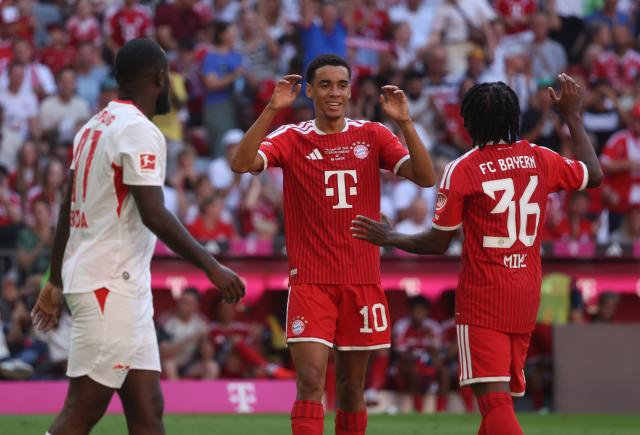 15 August 2026, Bavaria, Munich: Bayern Munich's Jamal Musiala (C) celebrates scoring his side's third goal during the pre season friendly soccer match between FC Bayern Munich and RB Leipzig. Photo: Karl-Josef Hildenbrand/dpa - WICHTIGER HINWEIS: Gemäß den Vorgaben der Bundesliga bzw. des DFB Deutscher Fußball-Bund ist es untersagt, in dem Stadion und/oder vom Spiel angefertigte Fotoaufnahmen in Form von Sequenzbildern und/oder videoähnlichen Fotostrecken zu verwerten bzw. verwerten zu lassen.