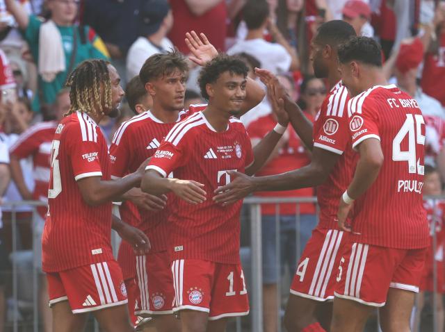 15 August 2026, Bavaria, Munich: Bayern Munich's Nathaniel Brown (C) celebrates scoring his side's second goal with teammates during the pre season friendly soccer match between FC Bayern Munich and RB Leipzig. Photo: Karl-Josef Hildenbrand/dpa - WICHTIGER HINWEIS: Gemäß den Vorgaben der Bundesliga bzw. des DFB Deutscher Fußball-Bund ist es untersagt, in dem Stadion und/oder vom Spiel angefertigte Fotoaufnahmen in Form von Sequenzbildern und/oder videoähnlichen Fotostrecken zu verwerten bzw. verwerten zu lassen.