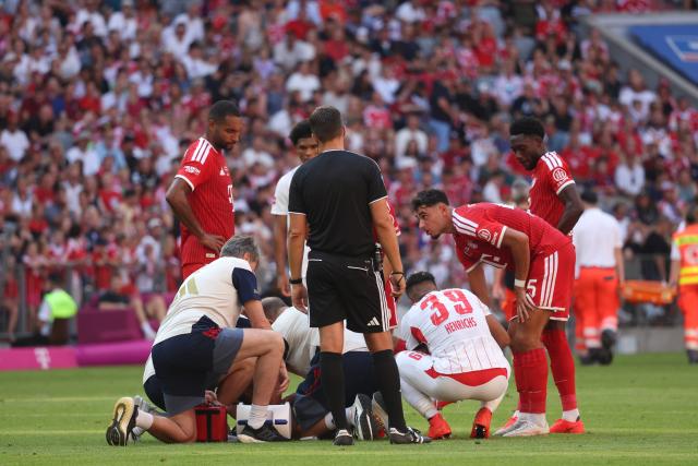 15 August 2026, Bavaria, Munich: Bayern Munich's Jamal Musiala lies on the field during the pre season friendly soccer match between FC Bayern Munich and RB Leipzig. Photo: Karl-Josef Hildenbrand/dpa - WICHTIGER HINWEIS: Gemäß den Vorgaben der Bundesliga bzw. des DFB Deutscher Fußball-Bund ist es untersagt, in dem Stadion und/oder vom Spiel angefertigte Fotoaufnahmen in Form von Sequenzbildern und/oder videoähnlichen Fotostrecken zu verwerten bzw. verwerten zu lassen.