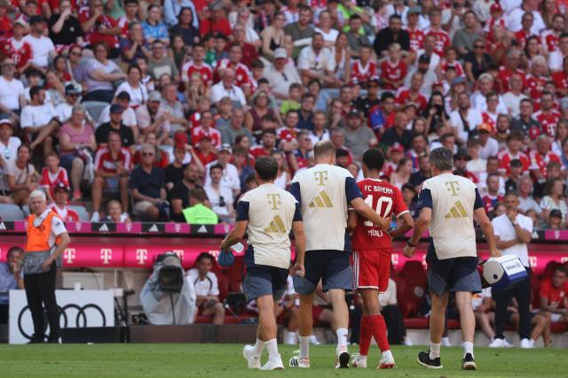 15 August 2026, Bavaria, Munich: Bayern Munich's Jamal Musiala (2nd R) leaves the field due to injury during the pre season friendly soccer match between FC Bayern Munich and RB Leipzig. Photo: Karl-Josef Hildenbrand/dpa - WICHTIGER HINWEIS: Gemäß den Vorgaben der Bundesliga bzw. des DFB Deutscher Fußball-Bund ist es untersagt, in dem Stadion und/oder vom Spiel angefertigte Fotoaufnahmen in Form von Sequenzbildern und/oder videoähnlichen Fotostrecken zu verwerten bzw. verwerten zu lassen.