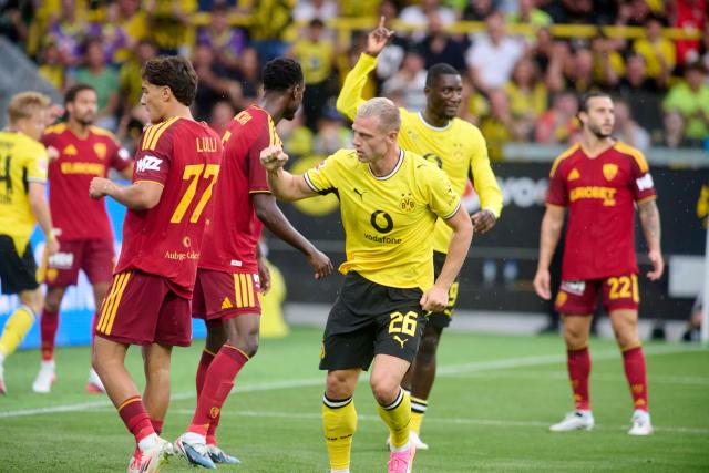 15 August 2026, North Rhine-Westphalia, Dortmund: Borussia Dortmund's Julian Ryerson (C) celebrates scoring his side's first goal during the pre session friendly soccer match between Borussia Dortmund and AS Roma. Photo: Bernd Thissen/dpa - WICHTIGER HINWEIS: Gemäß den Vorgaben der Bundesliga bzw. des DFB Deutscher Fußball-Bund ist es untersagt, in dem Stadion und/oder vom Spiel angefertigte Fotoaufnahmen in Form von Sequenzbildern und/oder videoähnlichen Fotostrecken zu verwerten bzw. verwerten zu lassen.