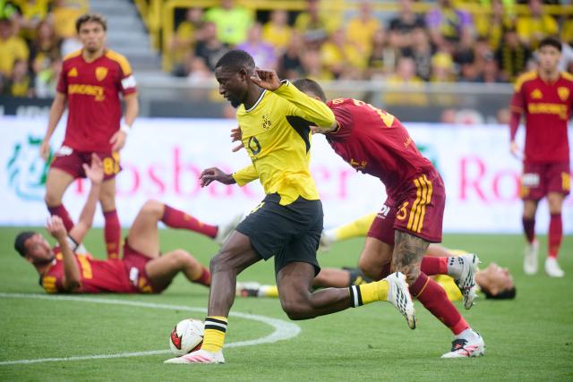 15 August 2026, North Rhine-Westphalia, Dortmund: Borussia Dortmund's Serhou Guirassy (L) and AS Roma's Gianluca Mancini battle for the ball during the pre session friendly soccer match between Borussia Dortmund and AS Roma. Photo: Bernd Thissen/dpa - WICHTIGER HINWEIS: Gemäß den Vorgaben der Bundesliga bzw. des DFB Deutscher Fußball-Bund ist es untersagt, in dem Stadion und/oder vom Spiel angefertigte Fotoaufnahmen in Form von Sequenzbildern und/oder videoähnlichen Fotostrecken zu verwerten bzw. verwerten zu lassen.