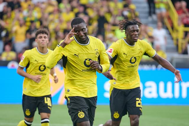 15 August 2026, North Rhine-Westphalia, Dortmund: Borussia Dortmund's Serhou Guirassy (C) celebrates scoring his side's second goal with teammates during the pre session friendly soccer match between Borussia Dortmund and AS Roma. Photo: Bernd Thissen/dpa - WICHTIGER HINWEIS: Gemäß den Vorgaben der Bundesliga bzw. des DFB Deutscher Fußball-Bund ist es untersagt, in dem Stadion und/oder vom Spiel angefertigte Fotoaufnahmen in Form von Sequenzbildern und/oder videoähnlichen Fotostrecken zu verwerten bzw. verwerten zu lassen.