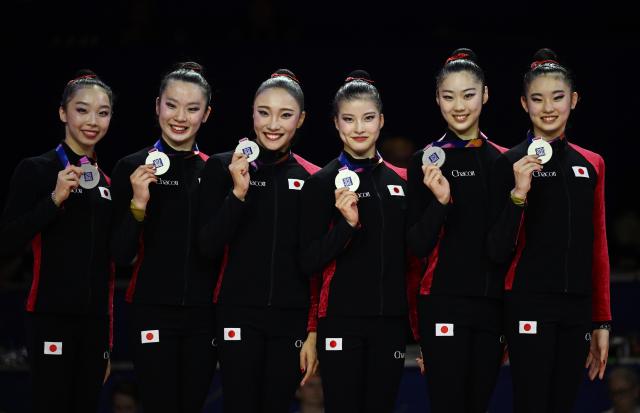 15 August 2026, Hesse, Frankfurt/M.: Japanese team celebrates silver medals at the medal ceremony after the Women's Group All-Around Final of the Rhythmic Gymnastics World Championships in Frankfurt. Photo: Marijan Murat/dpa