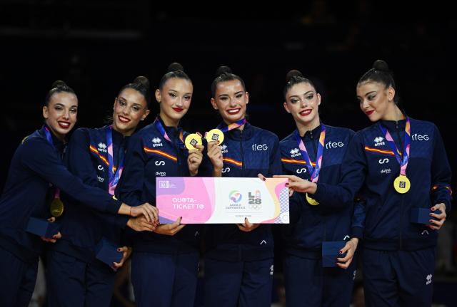 15 August 2026, Hesse, Frankfurt/M.: Spanish team celebrates gold medals at the medal ceremony after the Women's Group All-Around Final of the Rhythmic Gymnastics World Championships in Frankfurt. Photo: Marijan Murat/dpa