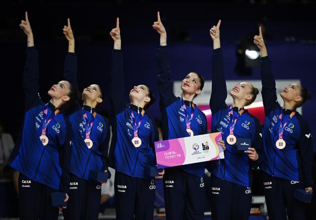 15 August 2026, Hesse, Frankfurt/M.: Brazilian team celebrates bronze medals at the medal ceremony after the Women's Group All-Around Final of the Rhythmic Gymnastics World Championships in Frankfurt. Photo: Marijan Murat/dpa