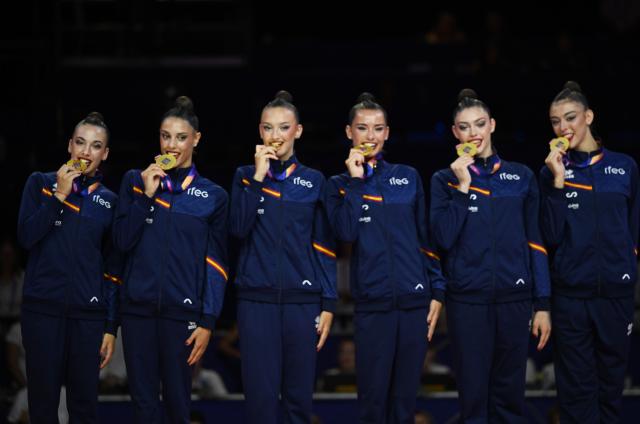 15 August 2026, Hesse, Frankfurt/M.: Spanish team celebrates gold medals at the medal ceremony after the Women's Group All-Around Final of the Rhythmic Gymnastics World Championships in Frankfurt. Photo: Marijan Murat/dpa
