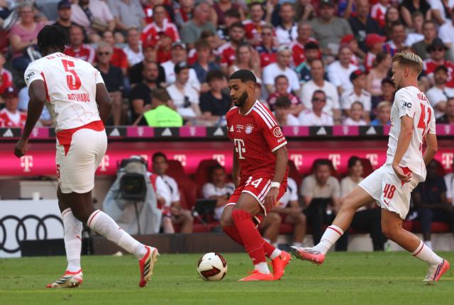 15 August 2026, Bavaria, Munich: Bayern Munich's Ismael Saibari (C) in action during the pre season friendly soccer match between FC Bayern Munich and RB Leipzig. Photo: Karl-Josef Hildenbrand/dpa - WICHTIGER HINWEIS: Gemäß den Vorgaben der Bundesliga bzw. des DFB Deutscher Fußball-Bund ist es untersagt, in dem Stadion und/oder vom Spiel angefertigte Fotoaufnahmen in Form von Sequenzbildern und/oder videoähnlichen Fotostrecken zu verwerten bzw. verwerten zu lassen.