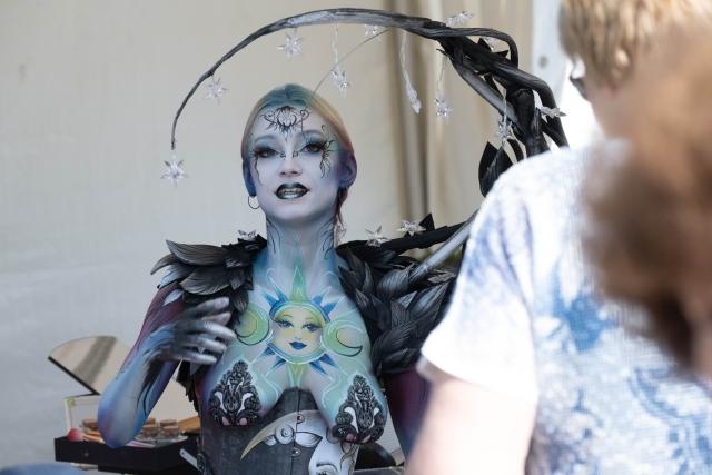 15 August 2026, Mecklenburg-Western Pomerania, Heringsdorf: Model Chiara showcases her body, painted by body painter Claudia Kraemer, at the Bodypainting Festival in the seaside resort on the island of Usedom. Photo: Stefan Sauer/dpa - ACHTUNG: Nur zur redaktionellen Verwendung im Zusammenhang mit der aktuellen Berichterstattung und nur mit vollständiger Nennung des vorstehenden Credits