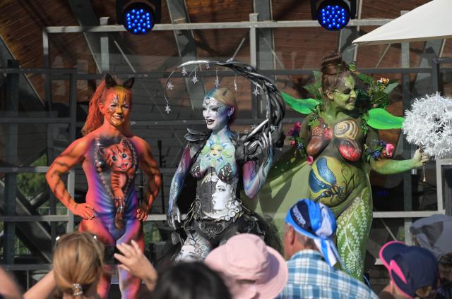 15 August 2026, Mecklenburg-Western Pomerania, Heringsdorf: Models showcase their bodies, painted by body painting artists, at the Body Painting Festival in the seaside resort on the island of Usedom. Photo: Stefan Sauer/dpa - ACHTUNG: Nur zur redaktionellen Verwendung im Zusammenhang mit der aktuellen Berichterstattung und nur mit vollständiger Nennung des vorstehenden Credits