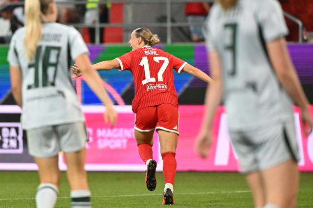 15 August 2026, Bavaria, Ingolstadt: Bayern Munich's Klara Buehl celebrates scoring her side's third goal during the German DFB Women's Super Cup soccer match between Bayern Munich and VfL Wolfsburg at Audi Sportpark. Photo: Peter Kneffel/dpa - WICHTIGER HINWEIS: Gemäß den Vorgaben der Bundesliga bzw. des DFB Deutscher Fußball-Bund ist es untersagt, in dem Stadion und/oder vom Spiel angefertigte Fotoaufnahmen in Form von Sequenzbildern und/oder videoähnlichen Fotostrecken zu verwerten bzw. verwerten zu lassen.