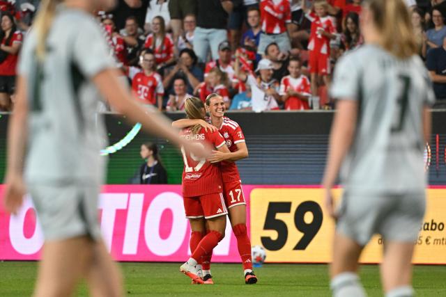 15 August 2026, Bavaria, Ingolstadt: Bayern Munich's Klara Buehl (R) celebrates scoring her side's third goal with teammate Katharina Naschenweng during the German DFB Women's Super Cup soccer match between Bayern Munich and VfL Wolfsburg at Audi Sportpark. Photo: Peter Kneffel/dpa - WICHTIGER HINWEIS: Gemäß den Vorgaben der Bundesliga bzw. des DFB Deutscher Fußball-Bund ist es untersagt, in dem Stadion und/oder vom Spiel angefertigte Fotoaufnahmen in Form von Sequenzbildern und/oder videoähnlichen Fotostrecken zu verwerten bzw. verwerten zu lassen.