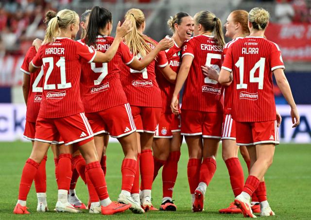 15 August 2026, Bavaria, Ingolstadt: Bayern Munich team celebrates their side's second goal during the German DFB Women's Super Cup soccer match between Bayern Munich and VfL Wolfsburg at Audi Sportpark. Photo: Peter Kneffel/dpa - WICHTIGER HINWEIS: Gemäß den Vorgaben der Bundesliga bzw. des DFB Deutscher Fußball-Bund ist es untersagt, in dem Stadion und/oder vom Spiel angefertigte Fotoaufnahmen in Form von Sequenzbildern und/oder videoähnlichen Fotostrecken zu verwerten bzw. verwerten zu lassen.