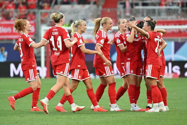 15 August 2026, Bavaria, Ingolstadt: Bayern Munich team celebrates their side's first goal during the German DFB Women's Super Cup soccer match between Bayern Munich and VfL Wolfsburg at Audi Sportpark. Photo: Peter Kneffel/dpa - WICHTIGER HINWEIS: Gemäß den Vorgaben der Bundesliga bzw. des DFB Deutscher Fußball-Bund ist es untersagt, in dem Stadion und/oder vom Spiel angefertigte Fotoaufnahmen in Form von Sequenzbildern und/oder videoähnlichen Fotostrecken zu verwerten bzw. verwerten zu lassen.