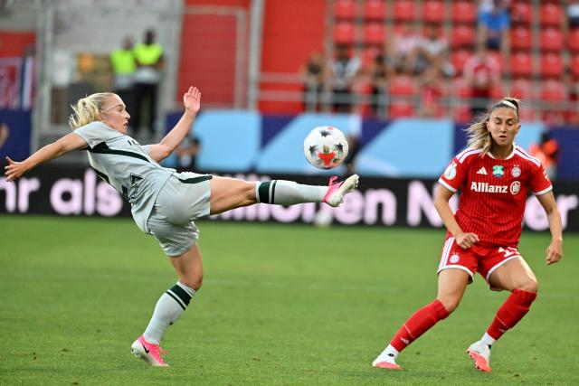 15 August 2026, Bavaria, Ingolstadt: Bayern Munich's Katharina Naschenweng (R) and Wolfsburg's Thea Bjelde battle for the ball during the German DFB Women's Super Cup soccer match between Bayern Munich and VfL Wolfsburg at Audi Sportpark. Photo: Peter Kneffel/dpa - WICHTIGER HINWEIS: Gemäß den Vorgaben der Bundesliga bzw. des DFB Deutscher Fußball-Bund ist es untersagt, in dem Stadion und/oder vom Spiel angefertigte Fotoaufnahmen in Form von Sequenzbildern und/oder videoähnlichen Fotostrecken zu verwerten bzw. verwerten zu lassen.